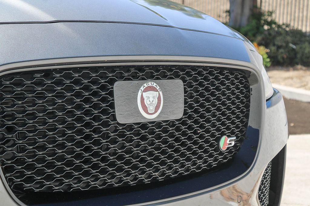 Thumbnail: 2019 Jaguar F-Pace - 12