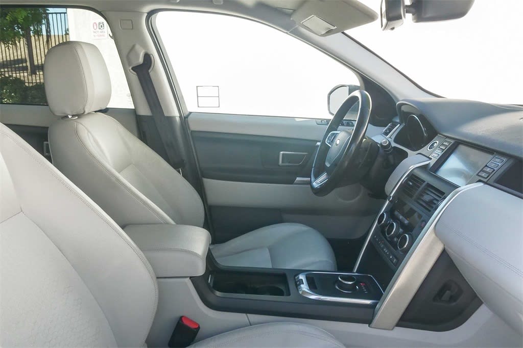Thumbnail: 2017 Land Rover Discovery Sport - 9