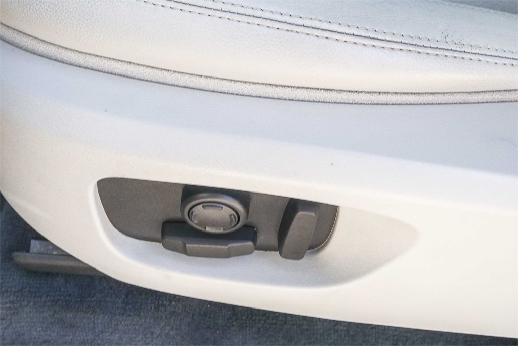 Thumbnail: 2017 Land Rover Discovery Sport - 23