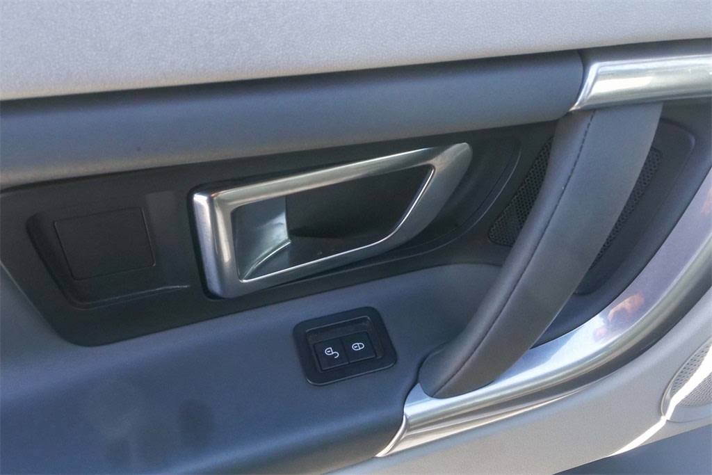 Thumbnail: 2017 Land Rover Discovery Sport - 22