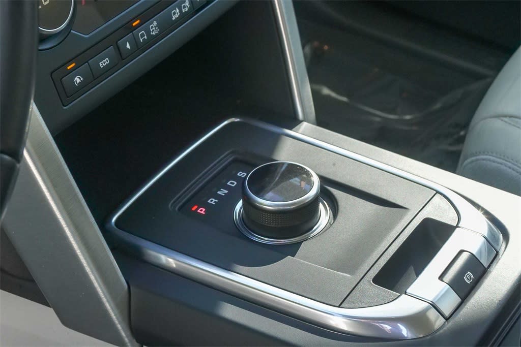 Thumbnail: 2017 Land Rover Discovery Sport - 14