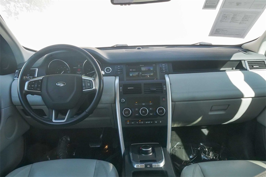 Thumbnail: 2017 Land Rover Discovery Sport - 8