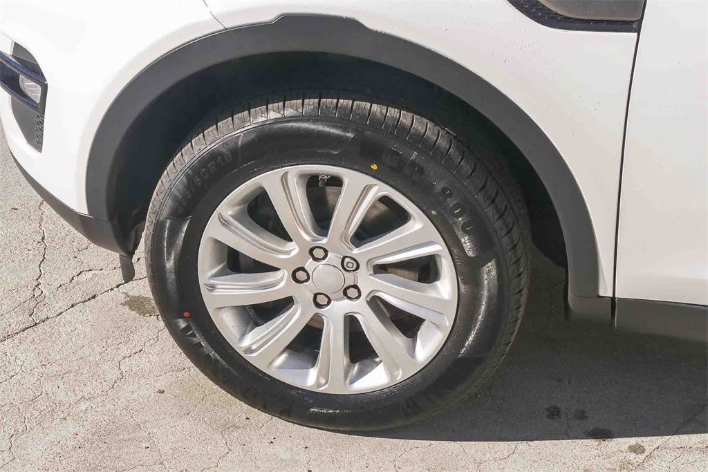 Thumbnail: 2017 Land Rover Discovery Sport - 6