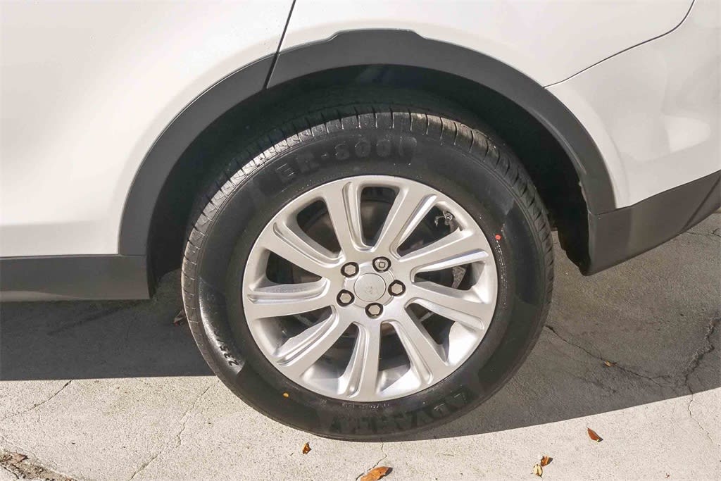 Thumbnail: 2017 Land Rover Discovery Sport - 19