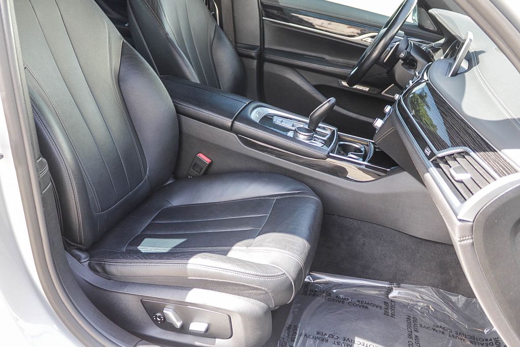 Thumbnail: 2016 BMW 7 Series - 10