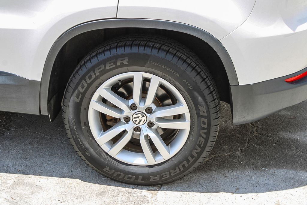 Thumbnail: 2012 Volkswagen Tiguan - 9