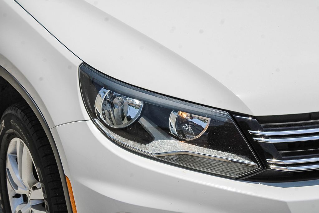Thumbnail: 2012 Volkswagen Tiguan - 8