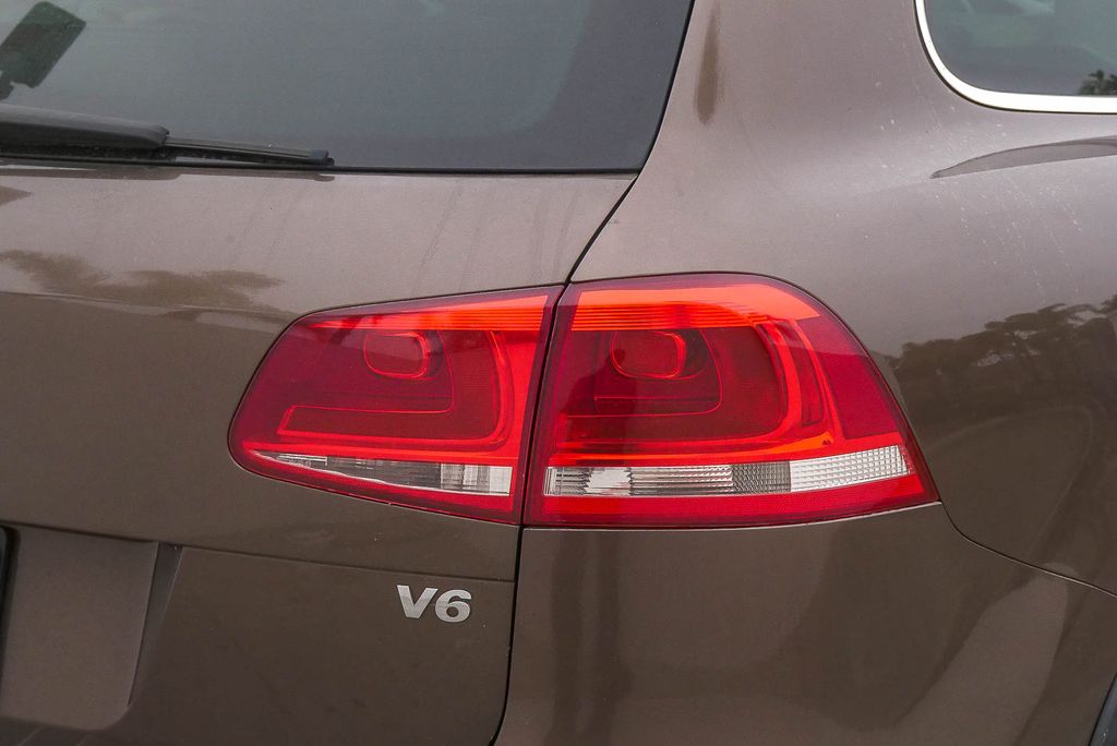 Thumbnail: 2012 Volkswagen Touareg - 11