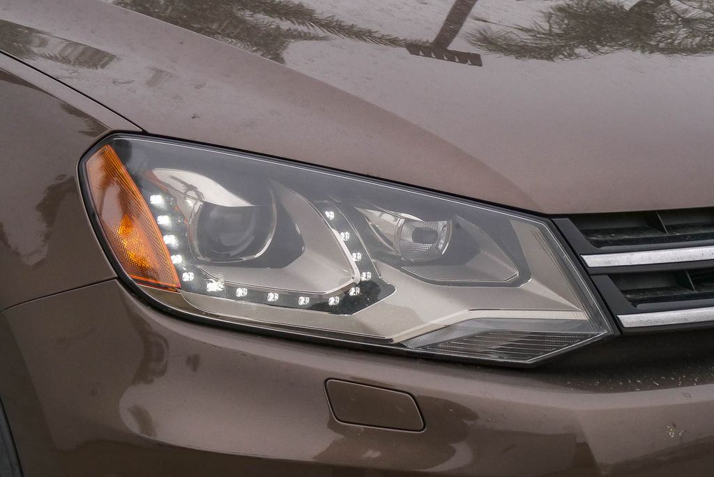 Thumbnail: 2012 Volkswagen Touareg - 8