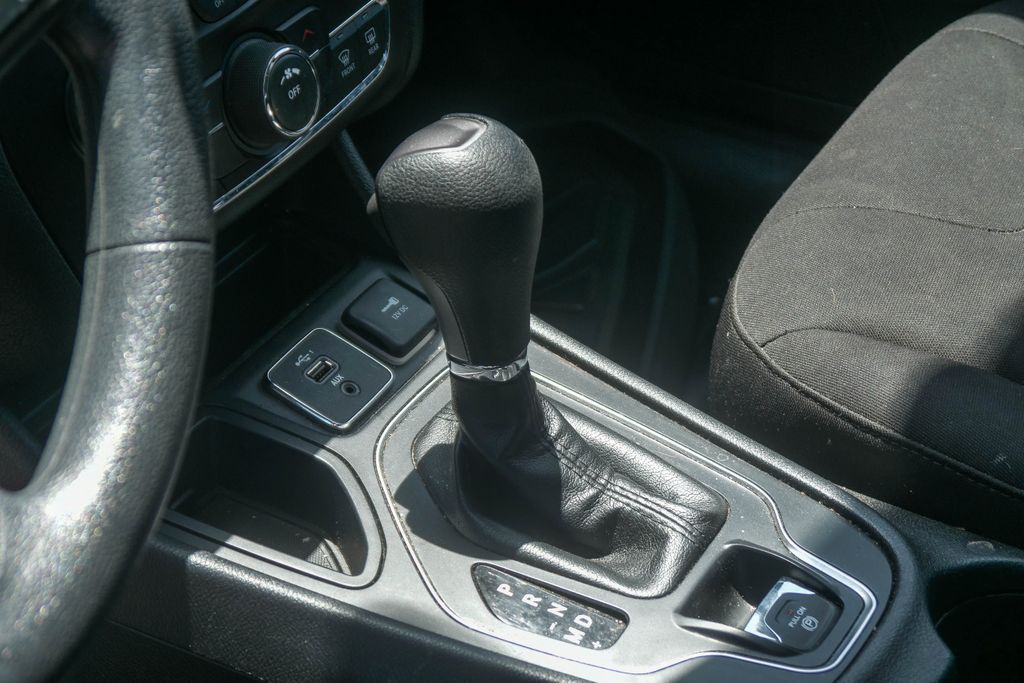 Thumbnail: 2019 Jeep Cherokee - 9