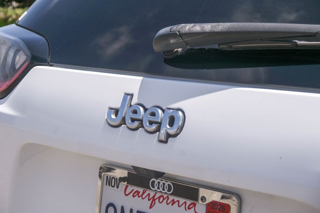 Thumbnail: 2019 Jeep Cherokee - 16