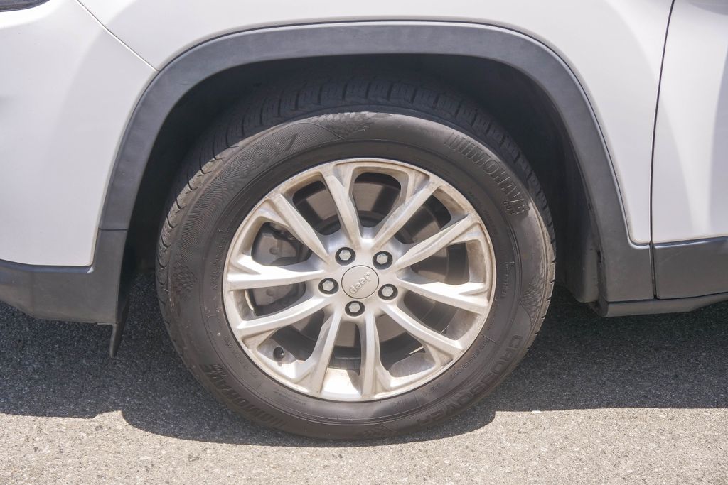 Thumbnail: 2019 Jeep Cherokee - 6