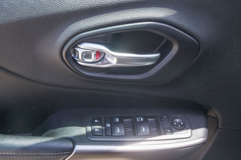 Thumbnail: 2019 Jeep Cherokee - 17