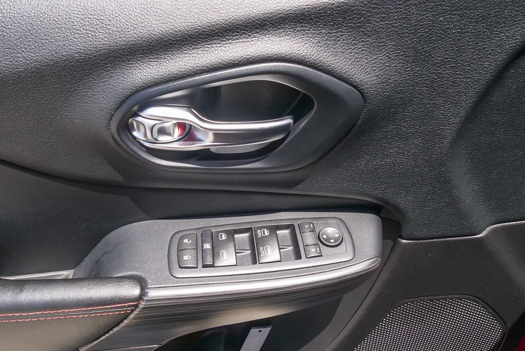 Thumbnail: 2015 Jeep Cherokee - 19