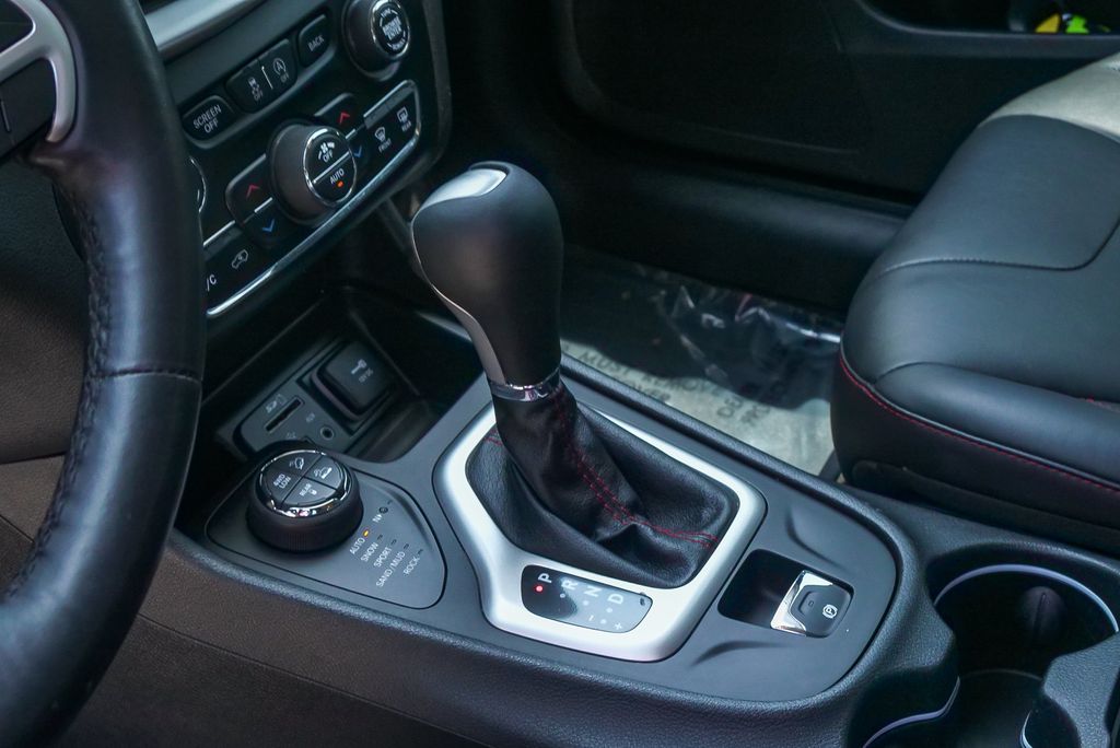 Thumbnail: 2015 Jeep Cherokee - 10