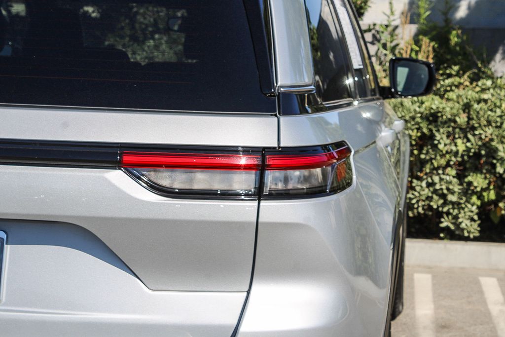 Thumbnail: 2024 Jeep Grand Cherokee - 19
