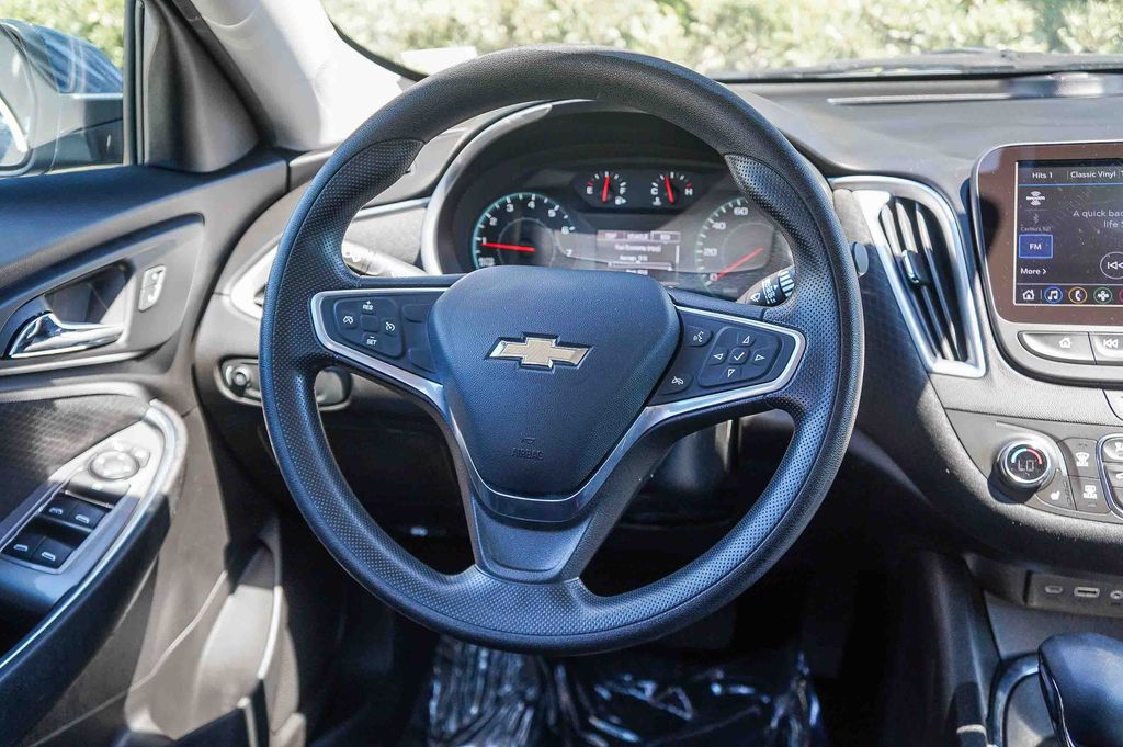 Thumbnail: 2022 Chevrolet Malibu - 9