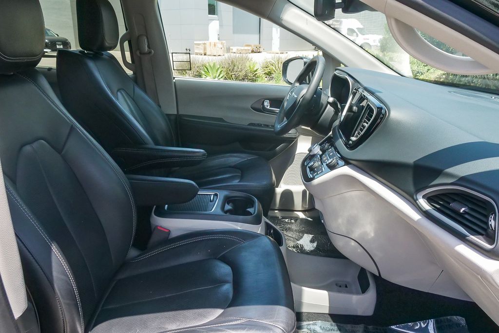 Thumbnail: 2022 Chrysler Pacifica - 9