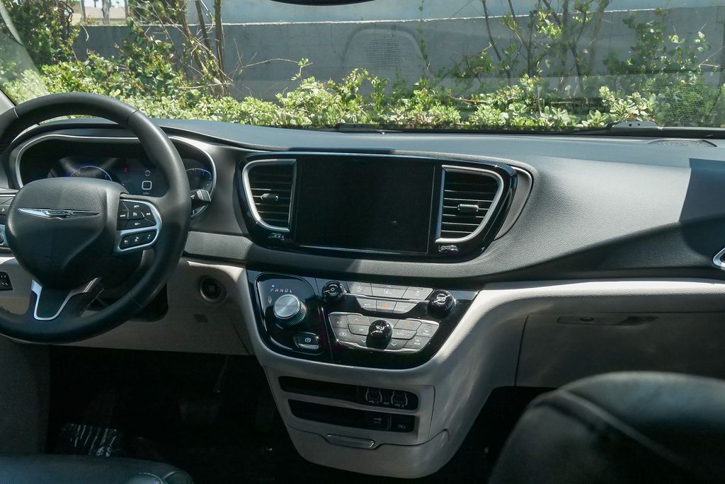 Thumbnail: 2022 Chrysler Pacifica - 8