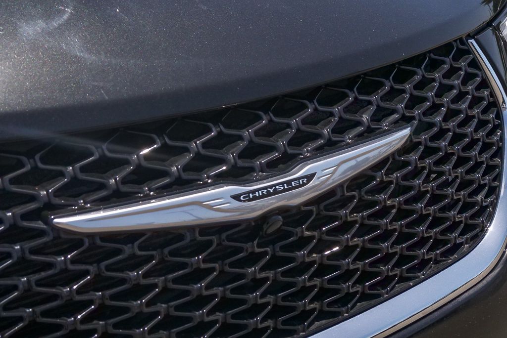 Thumbnail: 2022 Chrysler Pacifica - 17