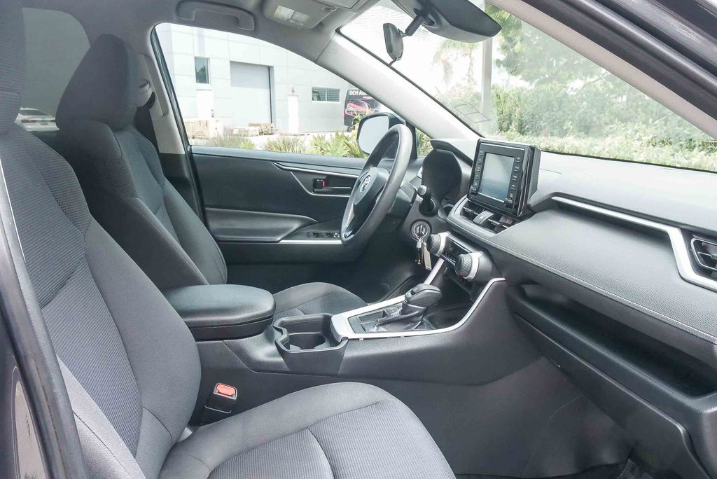 Thumbnail: 2019 Toyota RAV4 - 10