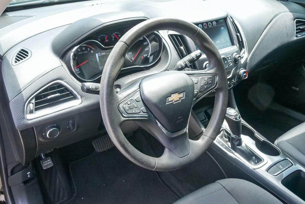 Thumbnail: 2018 Chevrolet Cruze - 2