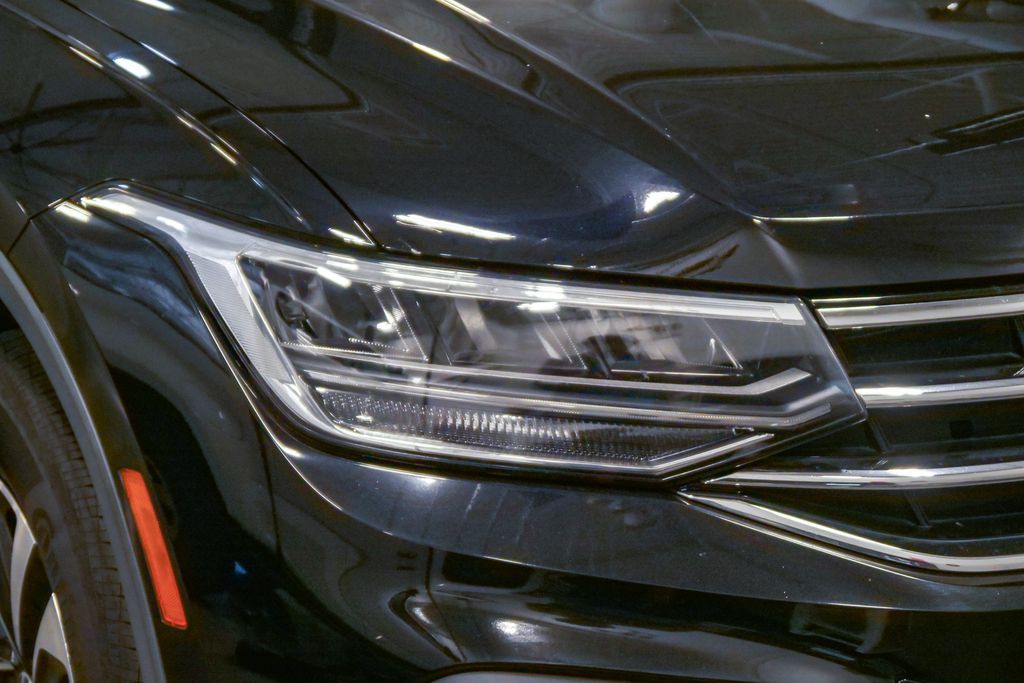 Thumbnail: 2022 Volkswagen Tiguan - 11