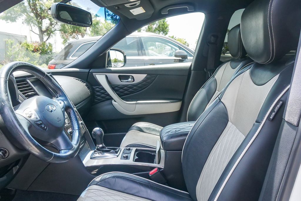 Thumbnail: 2017 INFINITI QX70 - 8