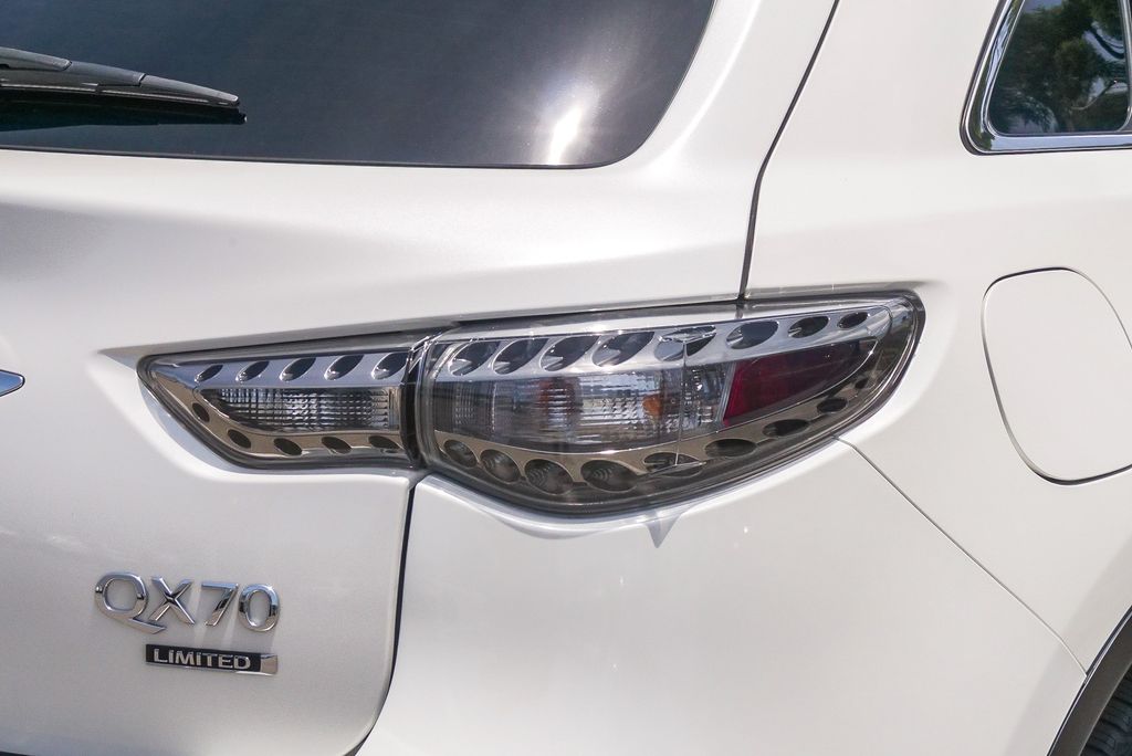 Thumbnail: 2017 INFINITI QX70 - 16