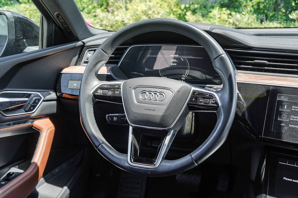 Thumbnail: 2023 Audi e-tron - 8