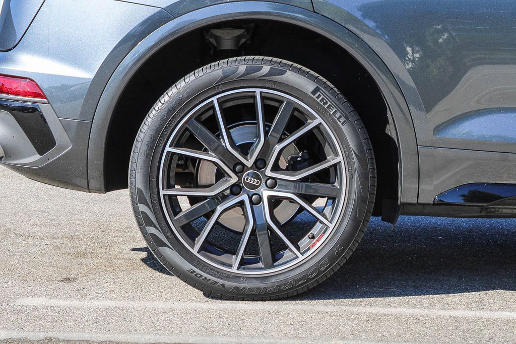 Thumbnail: 2022 Audi SQ5 - 7