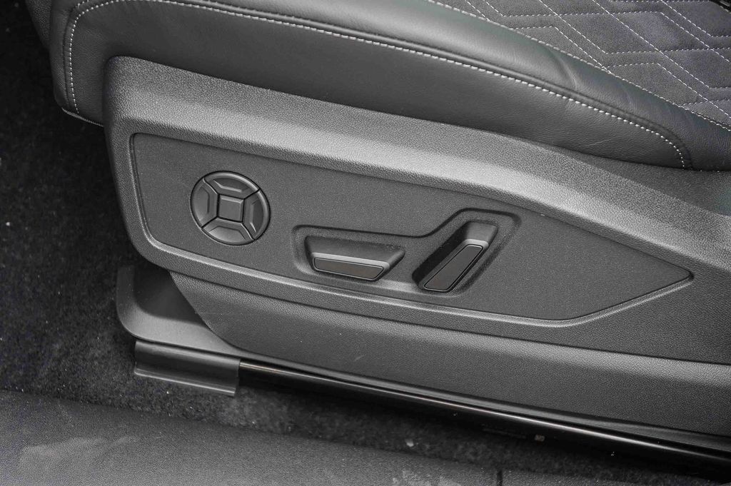 Thumbnail: 2026 Audi SQ5 - 26