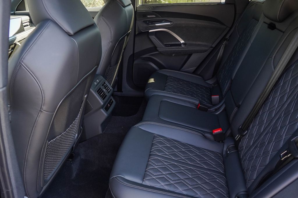 Thumbnail: 2026 Audi SQ5 - 12