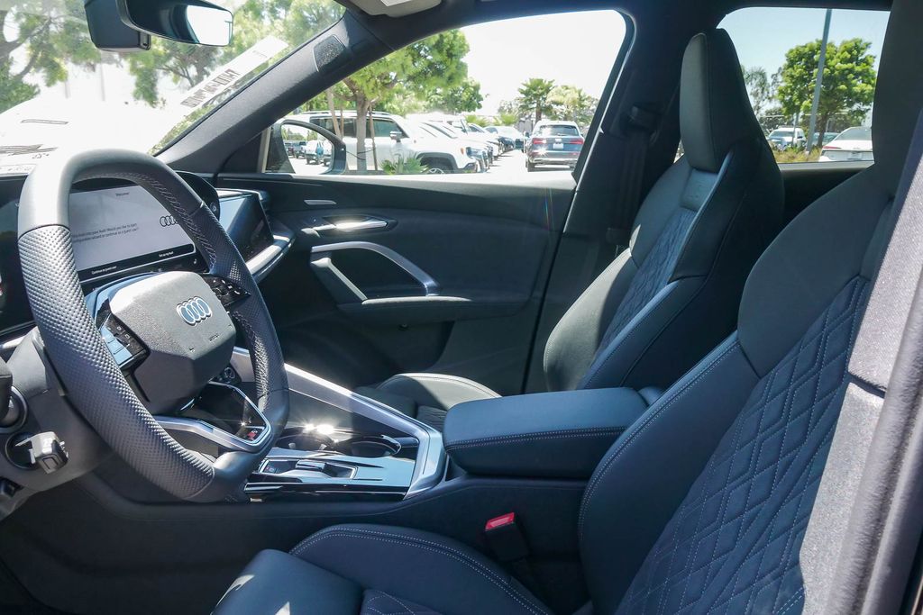 Thumbnail: 2026 Audi SQ5 - 11