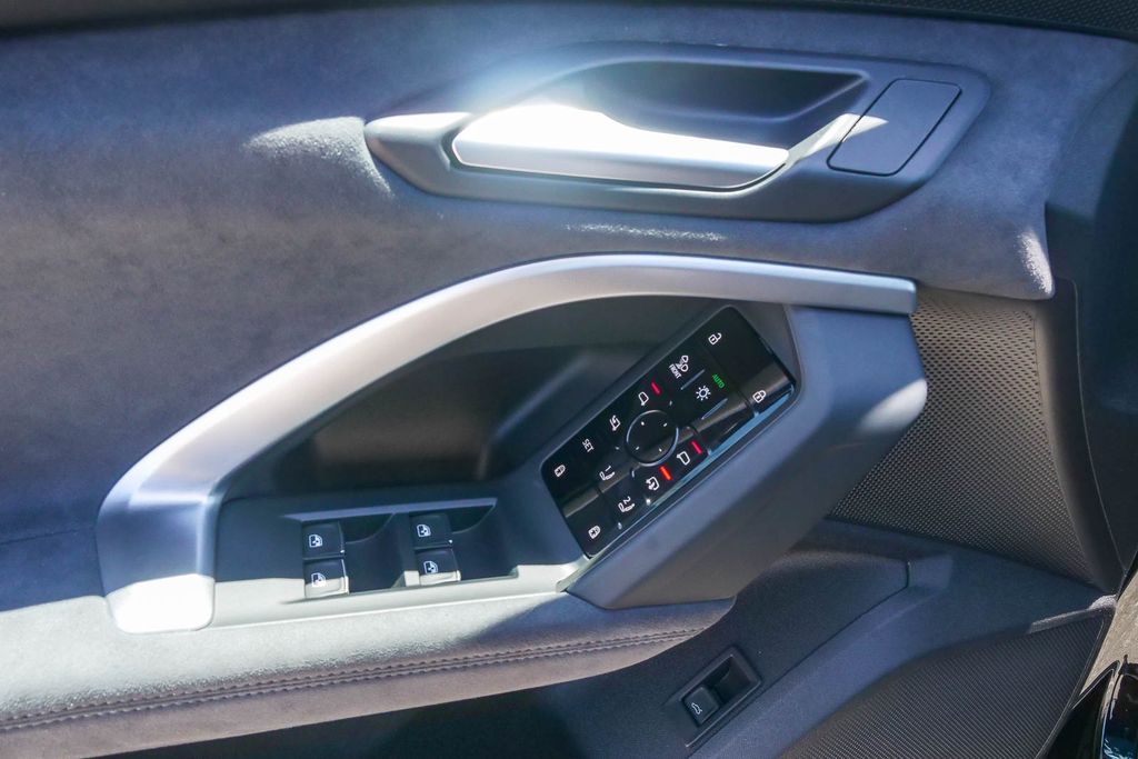 Thumbnail: 2026 Audi SQ5 - 21