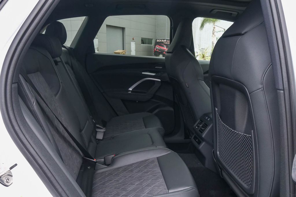 Thumbnail: 2026 Audi SQ5 - 11