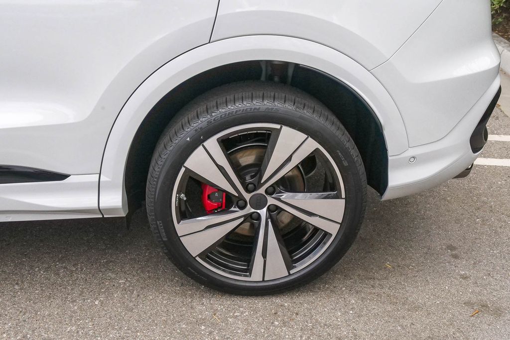 Thumbnail: 2026 Audi SQ5 - 18