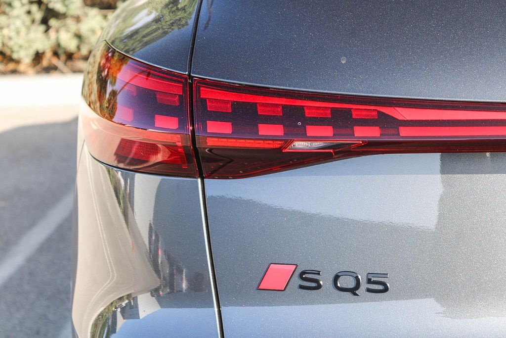 Thumbnail: 2026 Audi SQ5 - 18