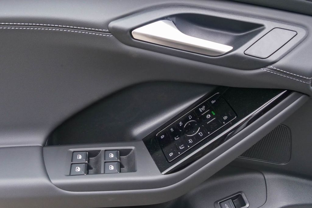 Thumbnail: 2027 Audi Q6 e-tron - 21