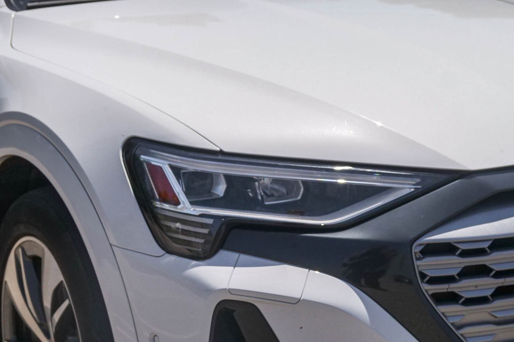 Thumbnail: 2024 Audi Q8 e-tron - 11