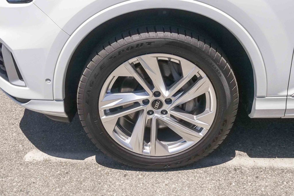 Thumbnail: 2023 Audi Q7 - 7
