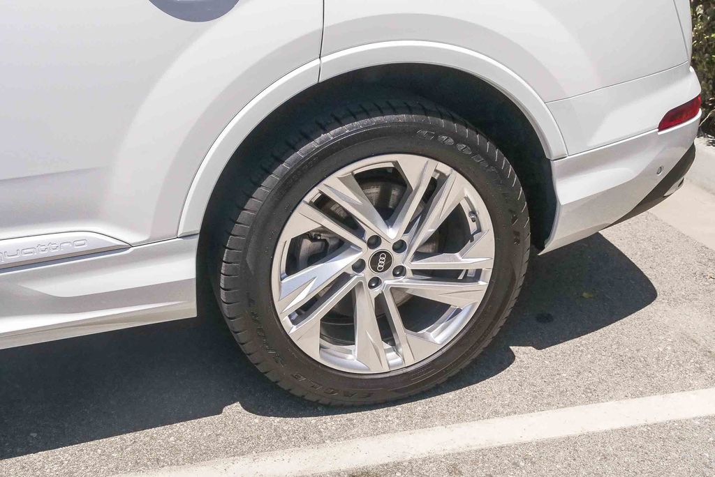 Thumbnail: 2023 Audi Q7 - 20