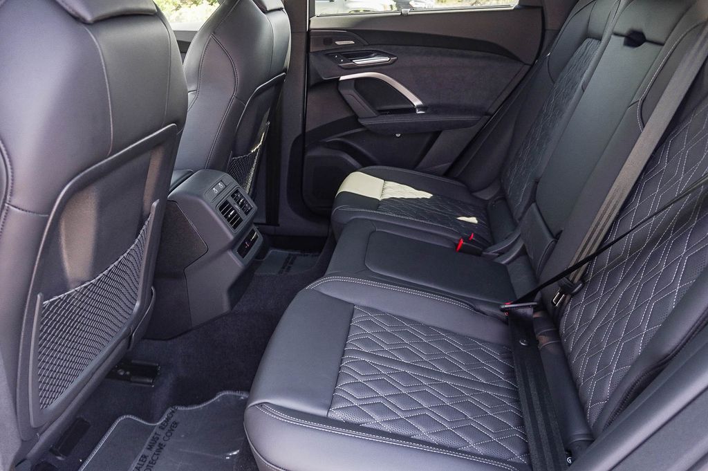 Thumbnail: 2026 Audi SQ5 - 12