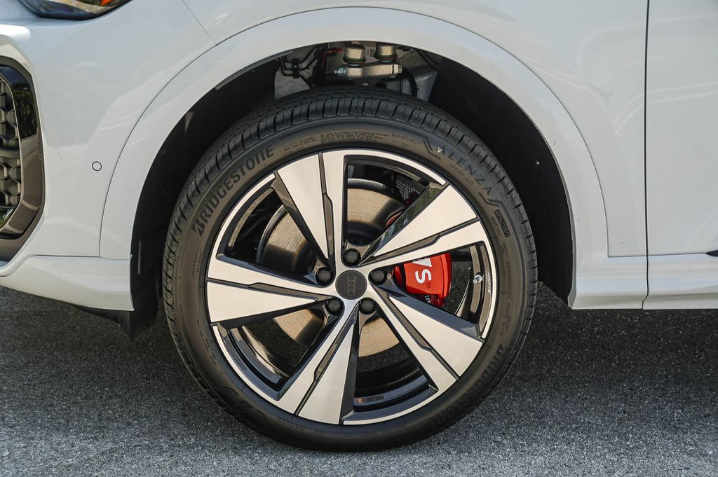 Thumbnail: 2026 Audi SQ5 - 7