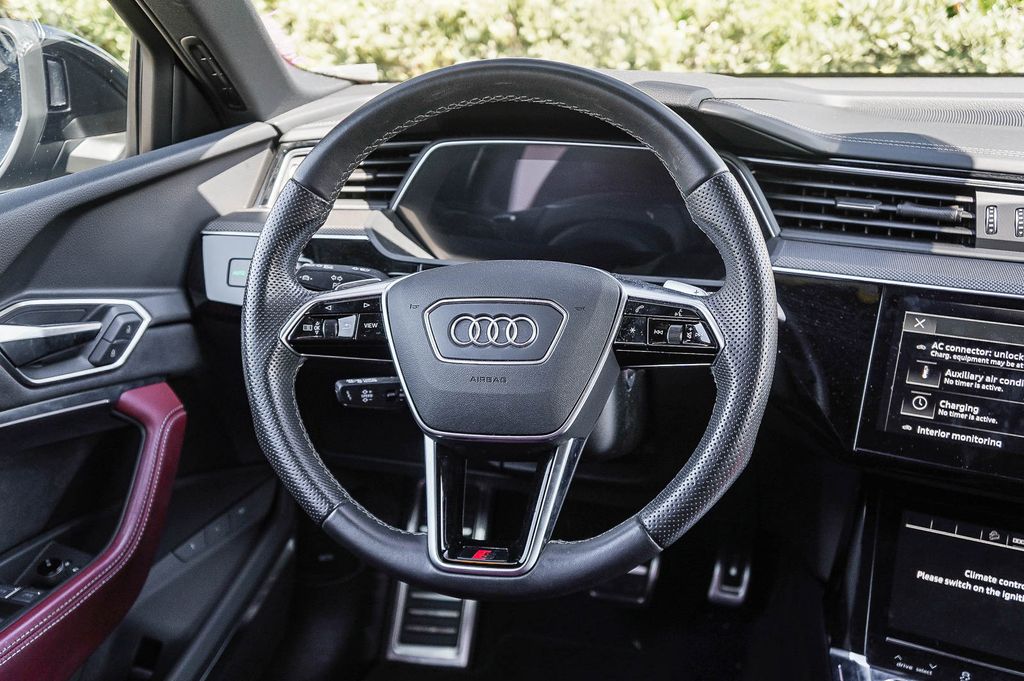 Thumbnail: 2024 Audi SQ8 e-tron - 8