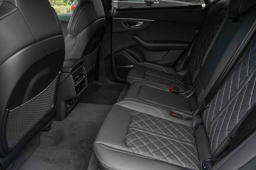 Thumbnail: 2026 Audi SQ8 - 12