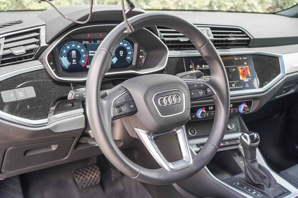 Thumbnail: 2023 Audi Q3 - 2