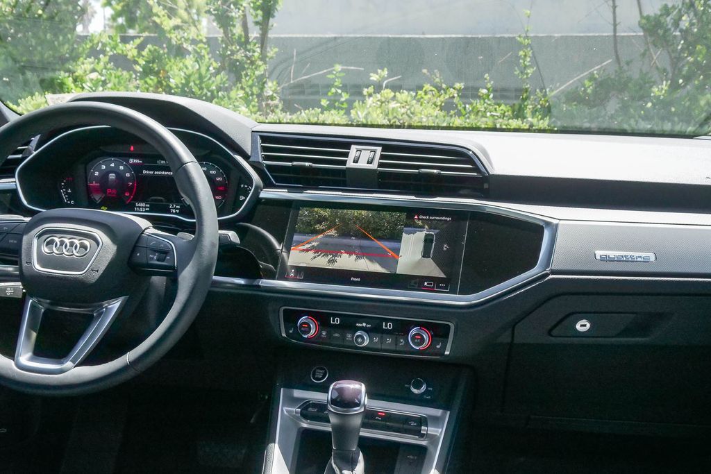Thumbnail: 2025 Audi Q3 - 9