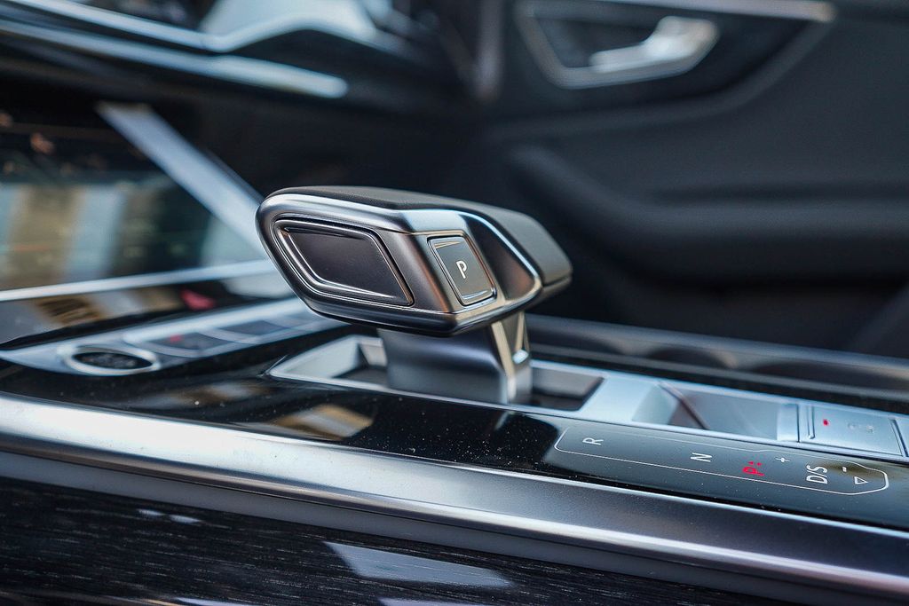 Thumbnail: 2026 Audi Q8 - 13