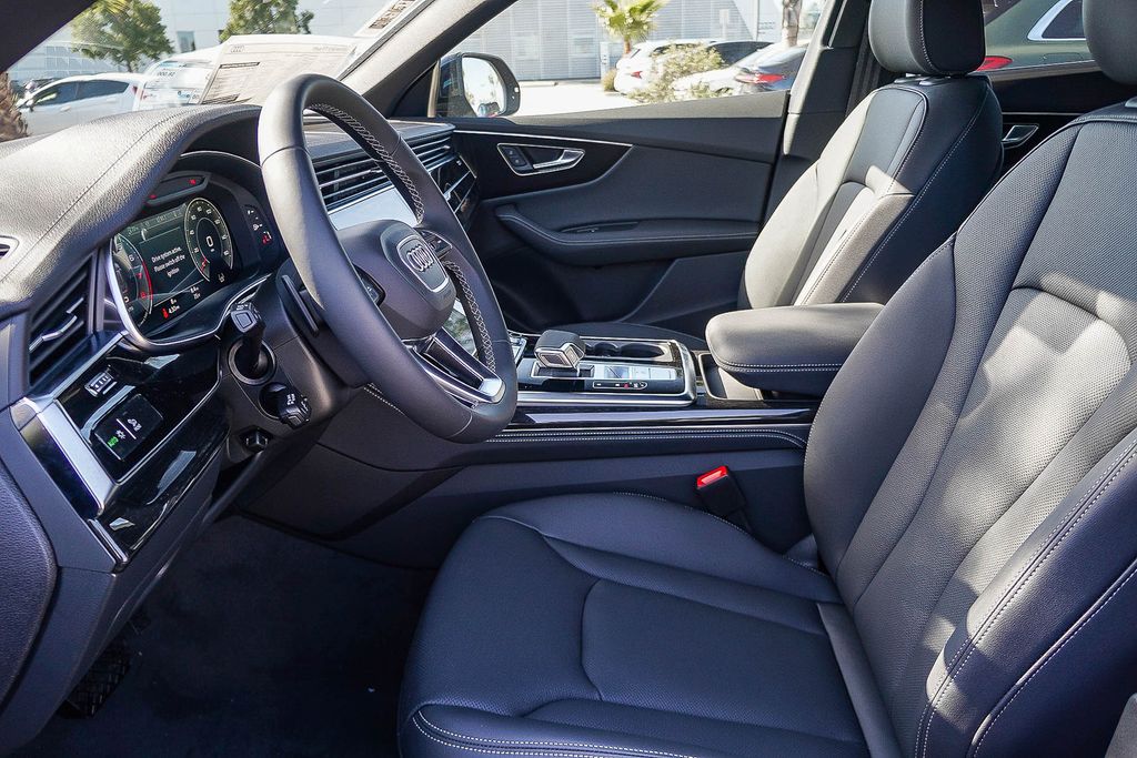Thumbnail: 2026 Audi Q8 - 10